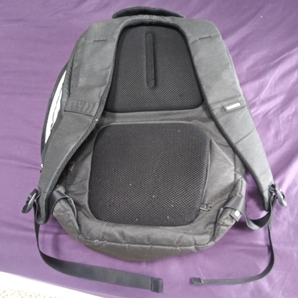 Incase Tablet/Notebook Backpack - Picture 3 of 10